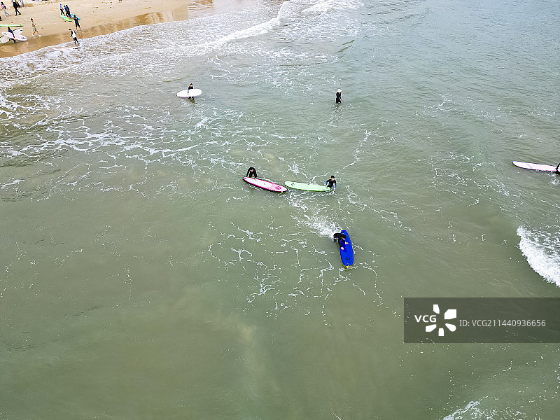 海南省三亚市后海村航拍视角海边冲浪美丽风景图片素材
