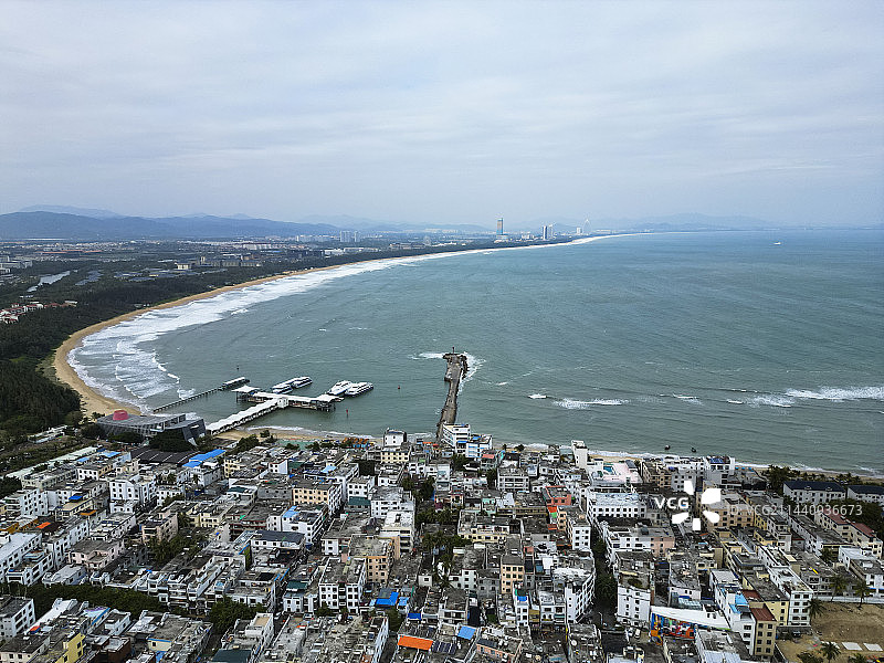海南省三亚市后海村航拍视角海边冲浪美丽风景图片素材