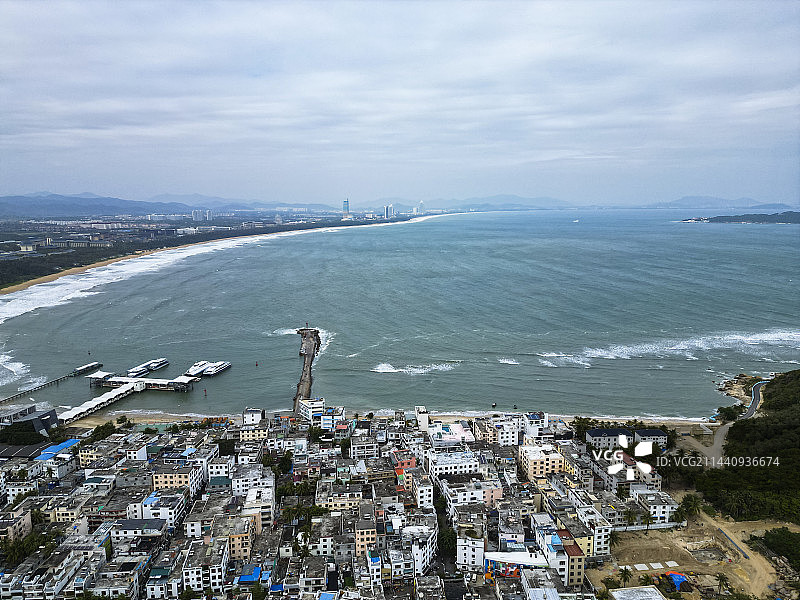 海南省三亚市后海村航拍视角海边冲浪美丽风景图片素材
