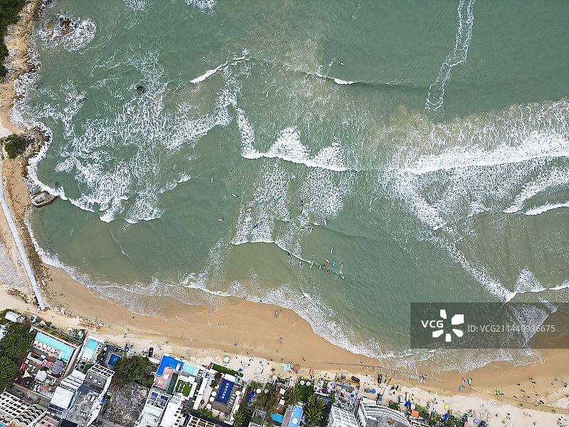 海南省三亚市后海村航拍视角海边冲浪美丽风景图片素材