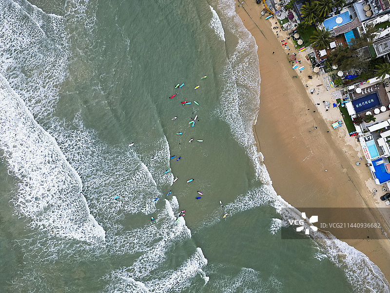 海南省三亚市后海村航拍视角海边冲浪美丽风景图片素材