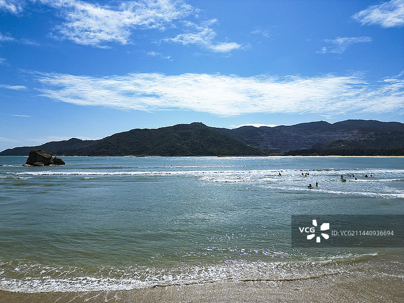 海南省三亚市后海村航拍视角海边冲浪美丽风景图片素材