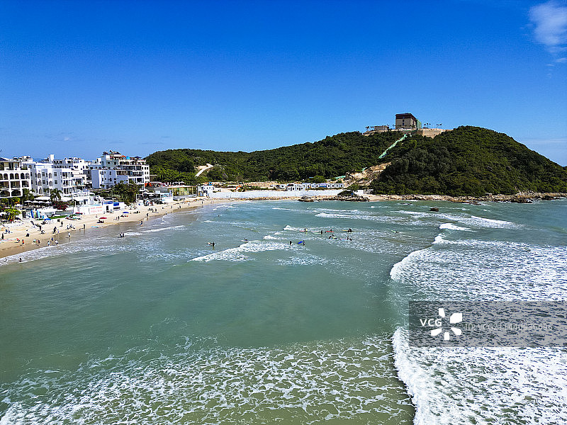 海南省三亚市后海村航拍视角海边冲浪美丽风景图片素材