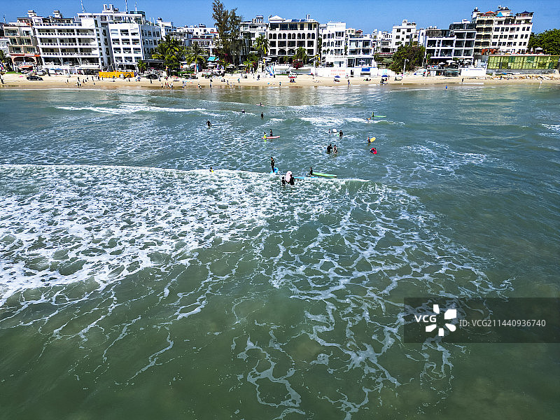 海南省三亚市后海村航拍视角海边冲浪美丽风景图片素材