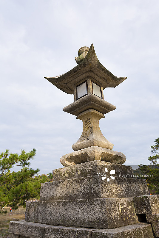 严岛神社参道上的石灯笼，位于中国日本广岛县廿日市图片素材