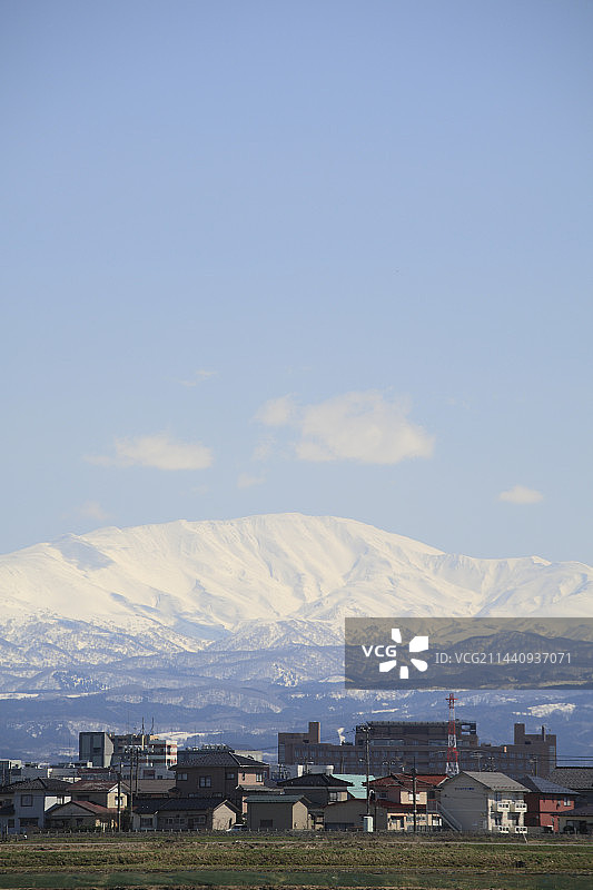 春季的月山，位于日本山形县鹤冈市图片素材