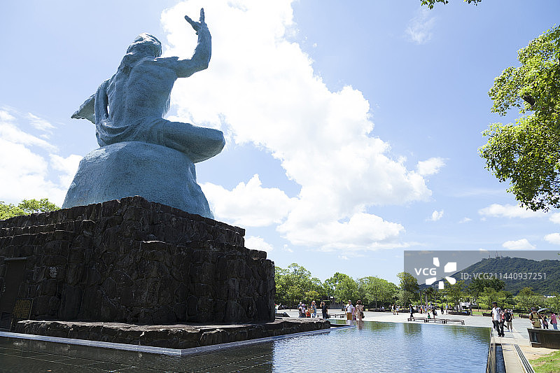 长崎和平公园的和平雕像，日本长崎县图片素材