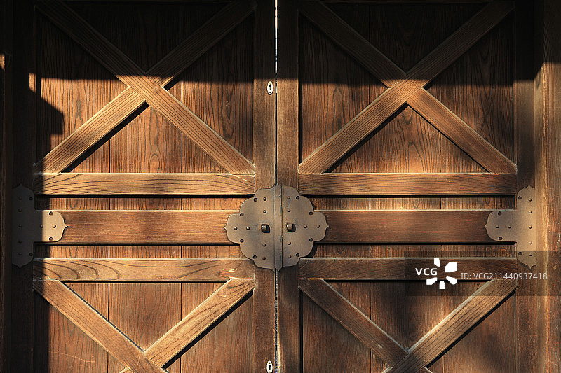 日本冈山县仓敷美观历史街区的老门图片素材