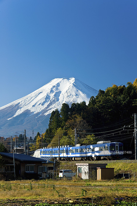富士急行线与富士山，日本山梨县南都留郡图片素材