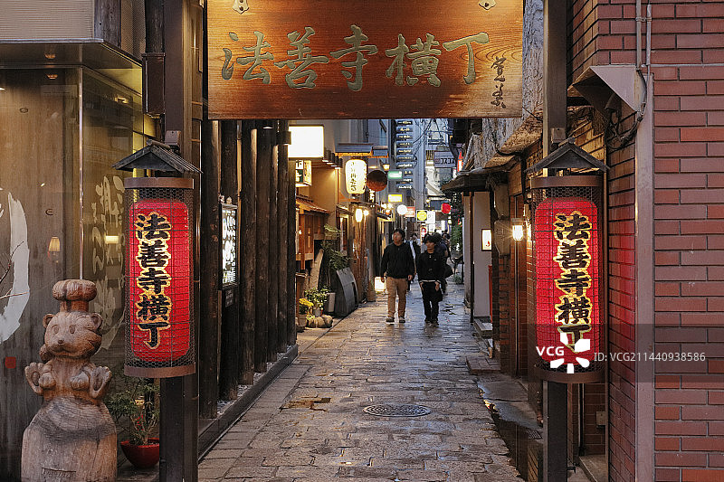 日本大阪法善寺横丁夜景图片素材