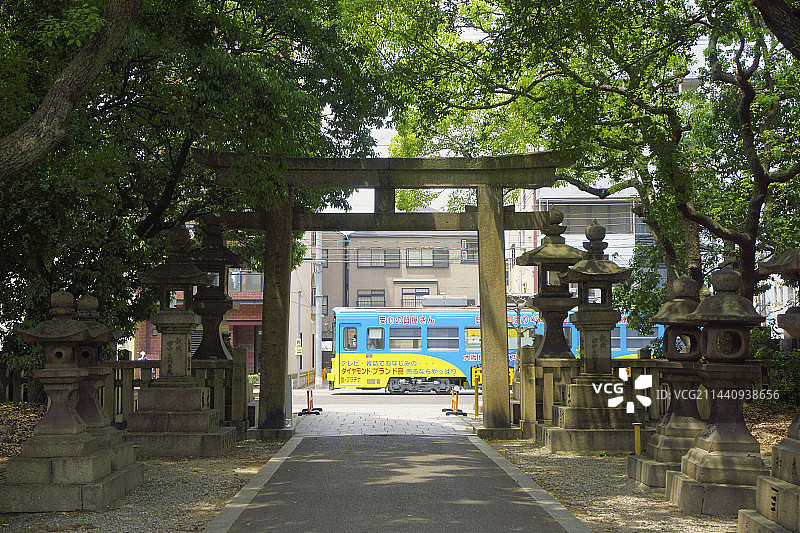 日本大阪府住吉大社神社和阪堺电车鸟居图片素材