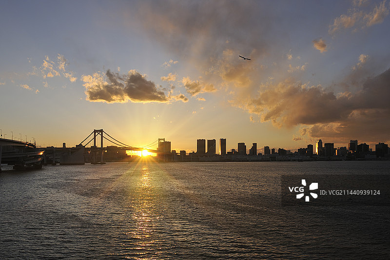 日本东京江东区有明地区的彩虹大桥日落图片素材