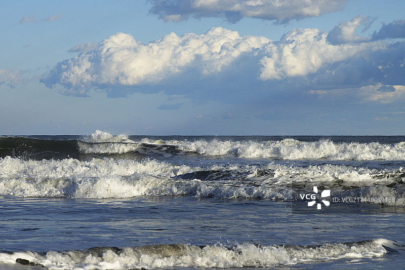 日本千叶县大网白里市九十九里海滩上的白色浪花图片素材
