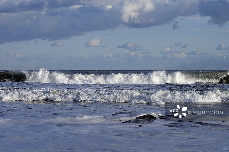 日本千叶县大网白里市九十九里海滩上的白色浪花图片素材