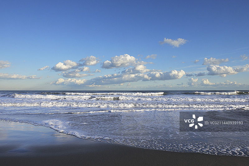 日本千叶县大网白里市九十九里海滩上的白色浪花图片素材