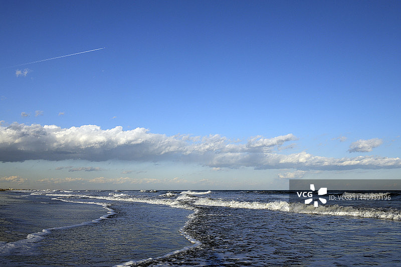 日本千叶县大网白里市九十九里海滩上的白色浪花图片素材