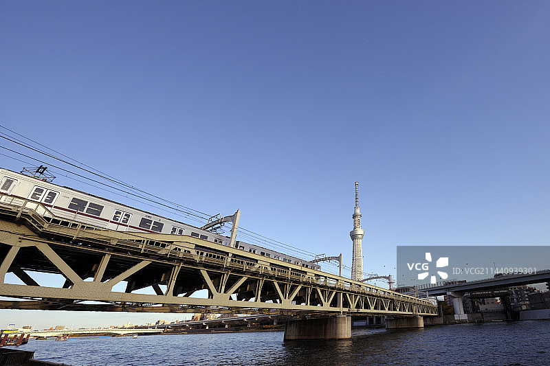 东京晴空塔和东武天际线，日本东京台东区花川户图片素材
