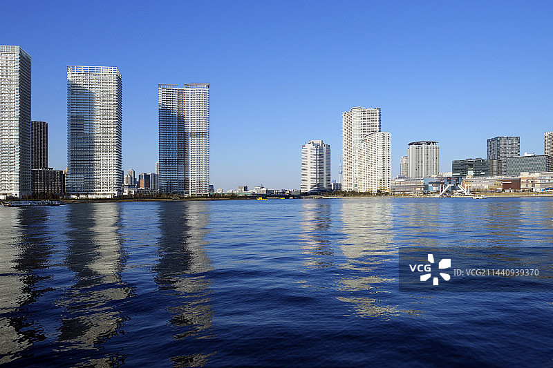 日本东京晴海运河和高层公寓图片素材