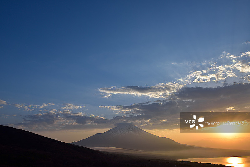 从三国峠看到的黄昏时的富士山，位于日本山梨县图片素材
