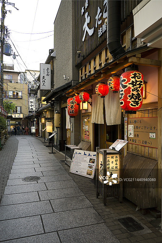 日本大阪府大阪中央区法善寺横丁图片素材
