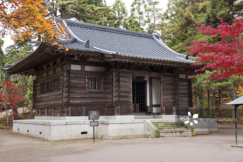 毛越寺常行堂与秋叶图片素材