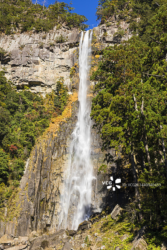 日本和歌山县东牟娄郡那智瀑布的秋色图片素材