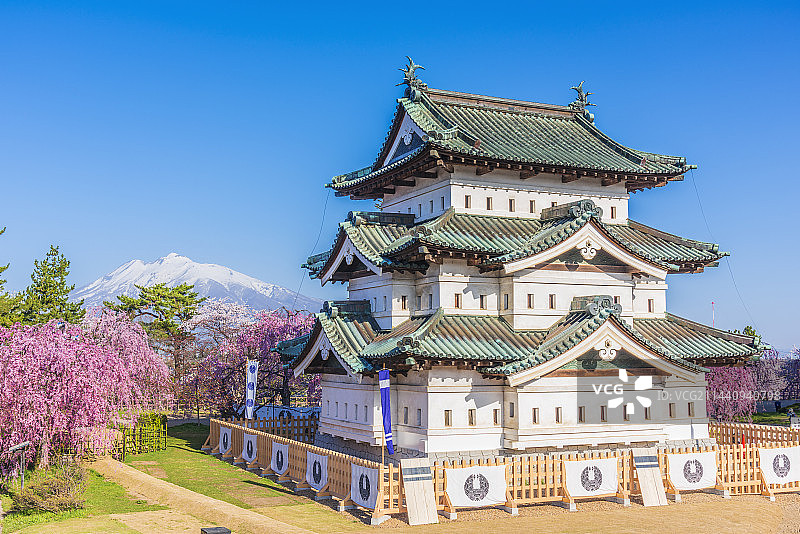 日本青森县弘前城和岩木山图片素材