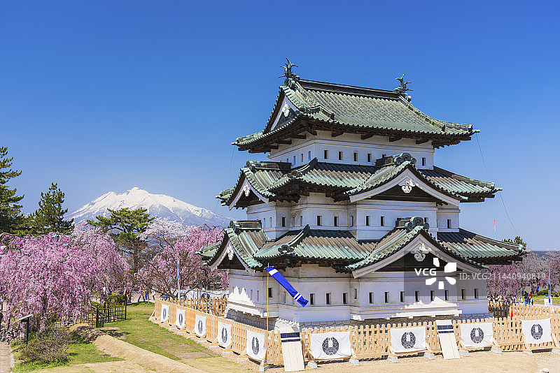 日本青森县弘前城和岩木山图片素材