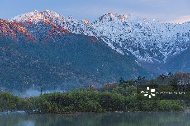 日本长野县松本市上高地大正池与穗高连峰图片素材