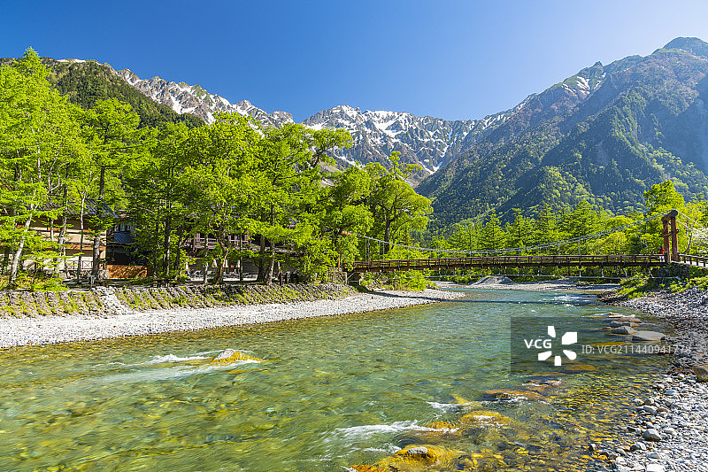 日本长野县松本市上高地河童桥与穗高山脉图片素材