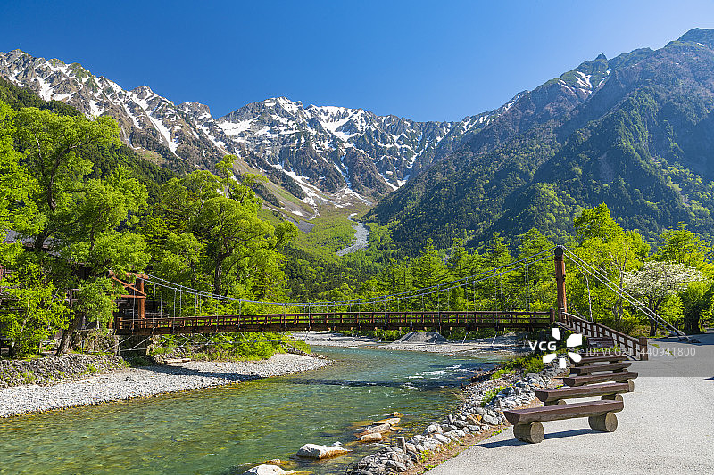 日本长野县松本市上高地河童桥与穗高山脉图片素材