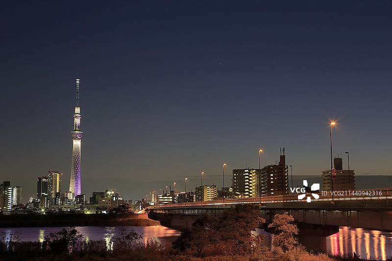 日本东京四ツ木桥与晴空塔夜景图片素材