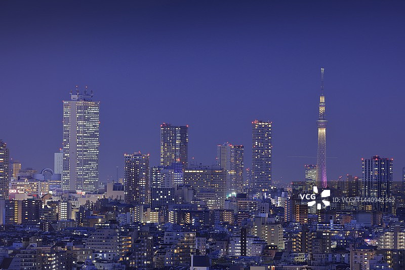日本东京池袋摩天大楼和晴空塔夜景图片素材