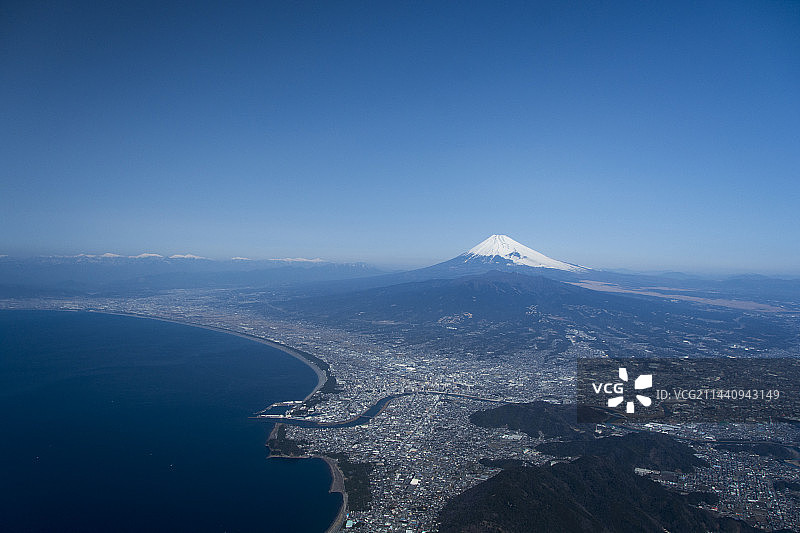 航拍：骏河湾和富士山，日本静冈县沼津市图片素材
