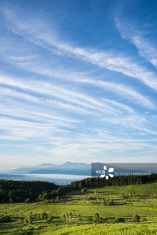 雨季结束时的天空和踊场湿地，雾峰山，诹访，长野县图片素材