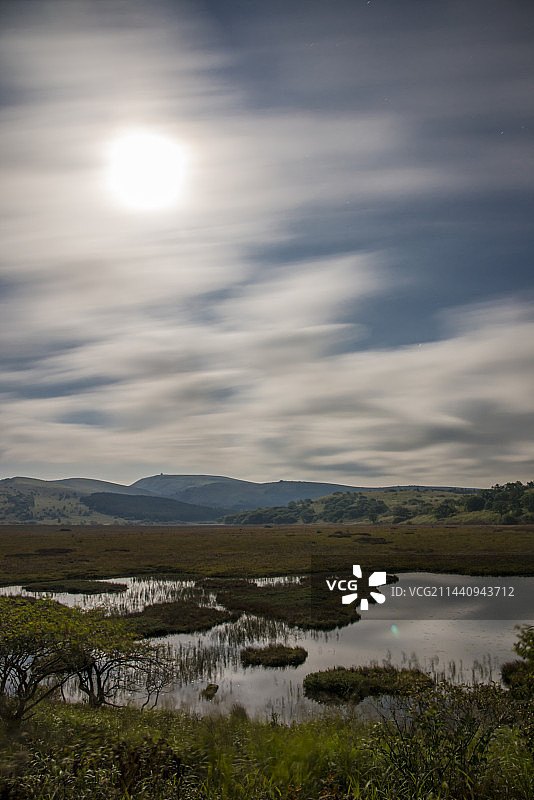 中秋明月与雾峰高原，长野县下诹访町雾峰图片素材