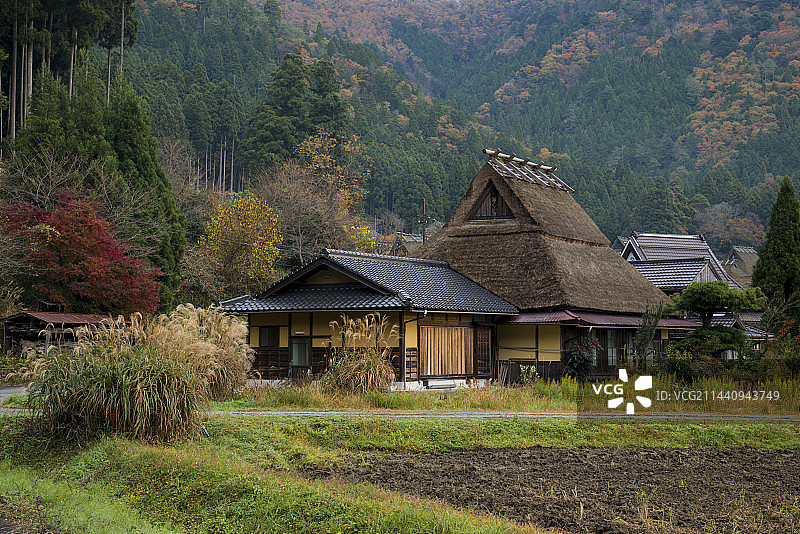 日本京都府南丹市美山町茅草屋村落图片素材