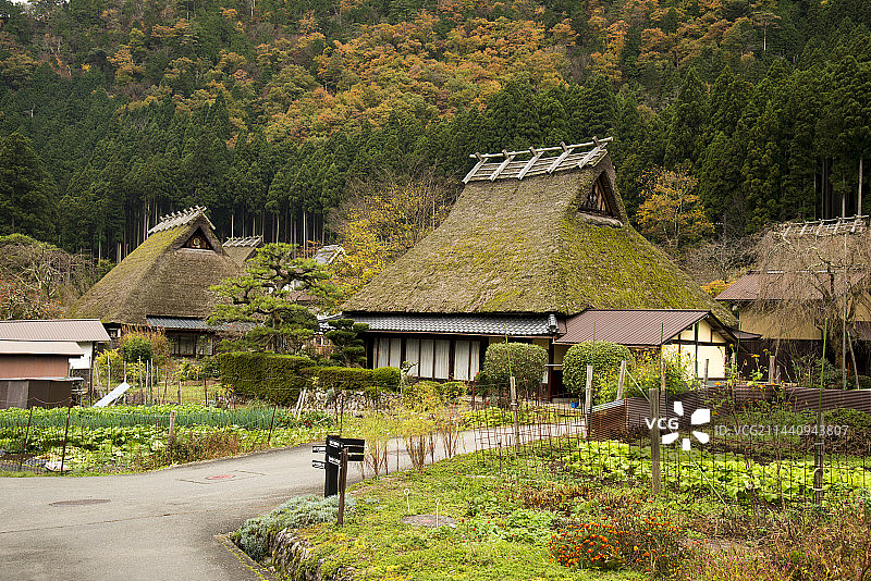 日本京都府南丹市美山町茅草屋村落图片素材