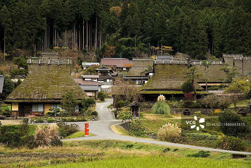 日本京都府南丹市美山町茅草屋村落图片素材