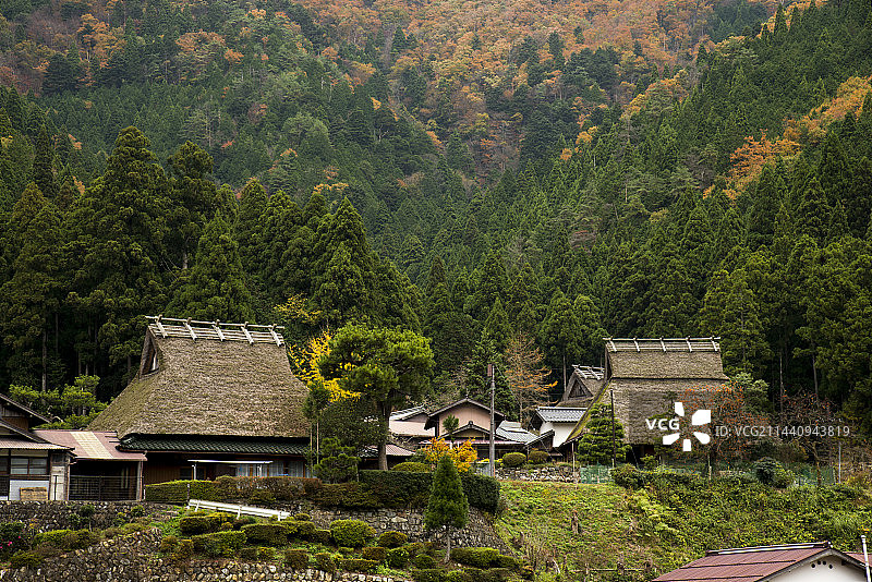 日本京都府南丹市美山町茅草屋村落图片素材