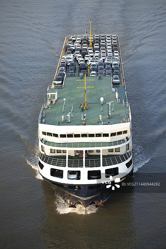 满载汽车的轮船图片素材