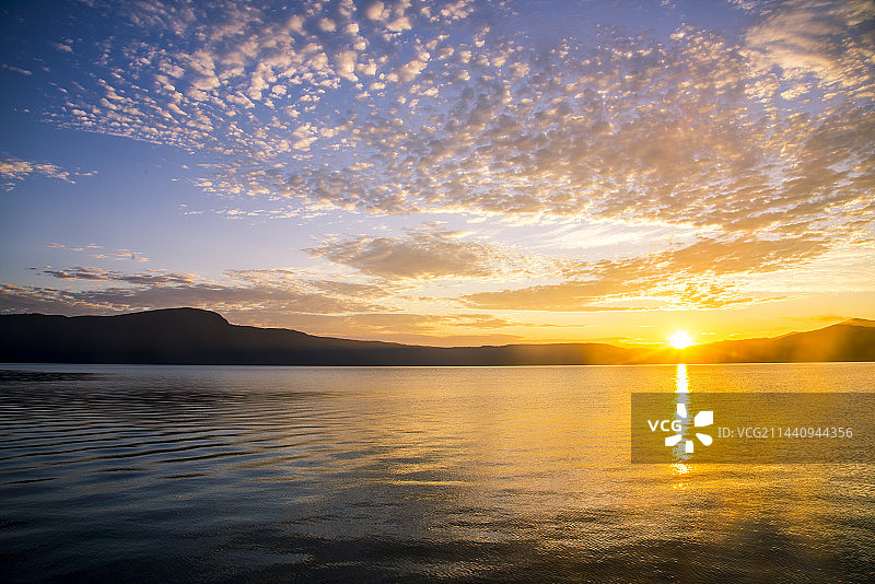 日本秋田县十和田湖日出图片素材