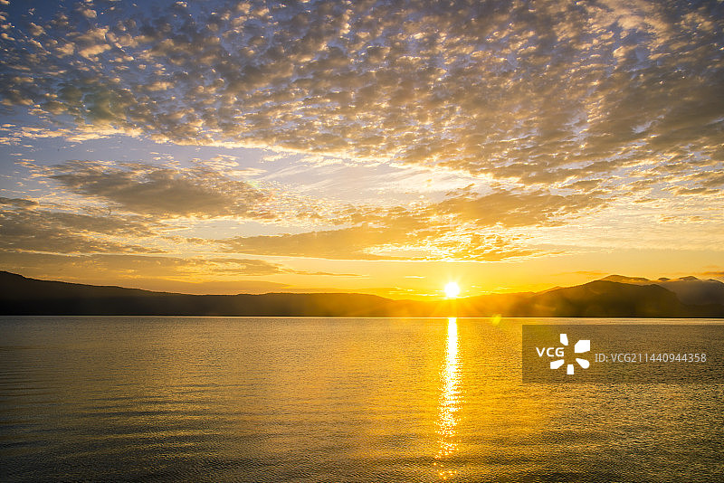 日本秋田县十和田湖日出图片素材