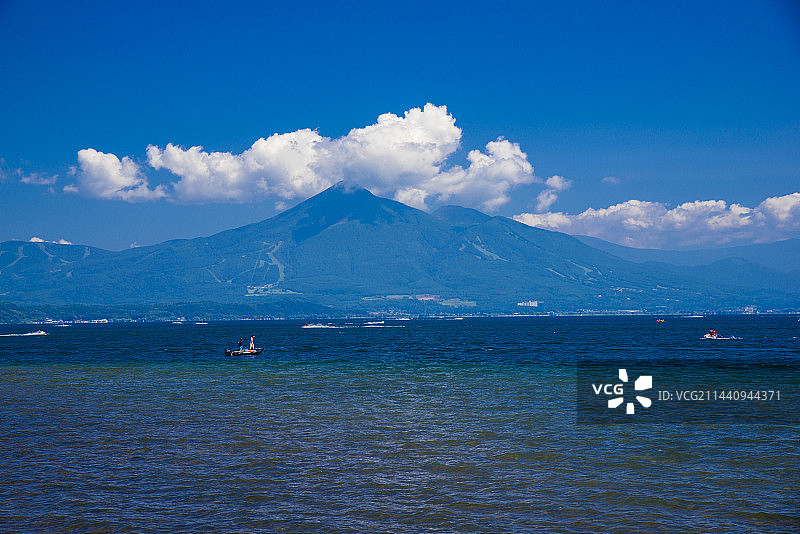 日本福岛县郡山市湖南村的猪苗代湖和磐梯山图片素材