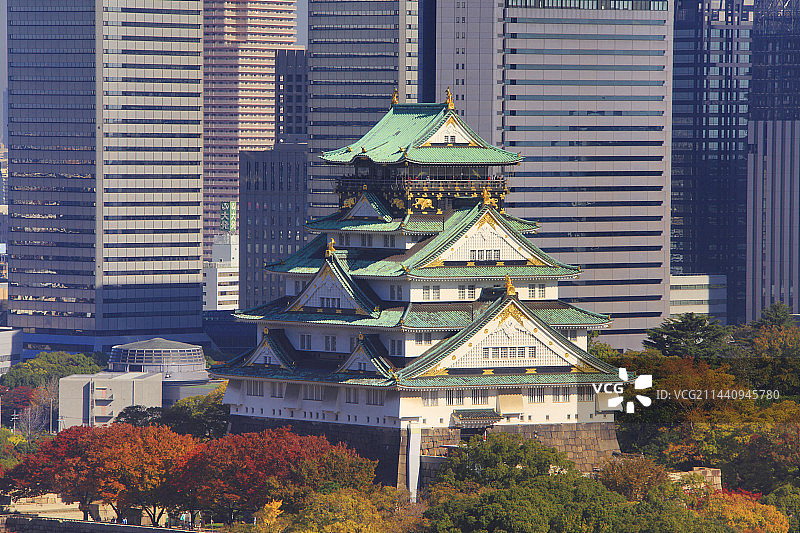 大阪城与大阪商务园的秋叶和建筑图片素材