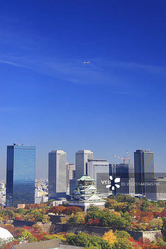 日本大阪城秋叶与大阪商业园建筑图片素材