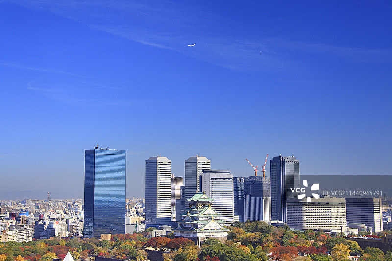 日本大阪城秋叶与大阪商业园建筑图片素材