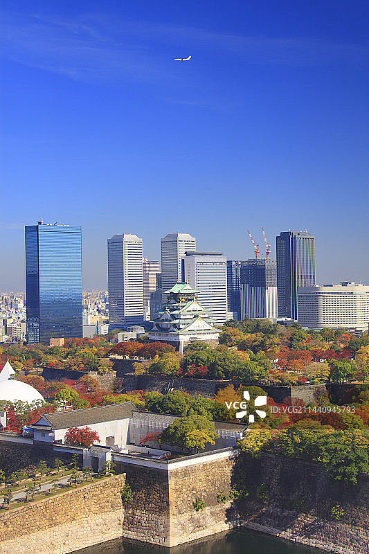 日本大阪城秋叶与大阪商业园建筑图片素材