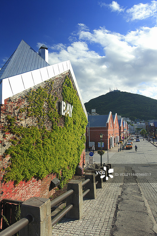 日本北海道函馆金森红砖仓库与函馆山图片素材