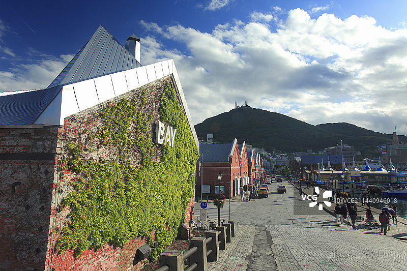 日本北海道函馆金森红砖仓库与函馆山图片素材